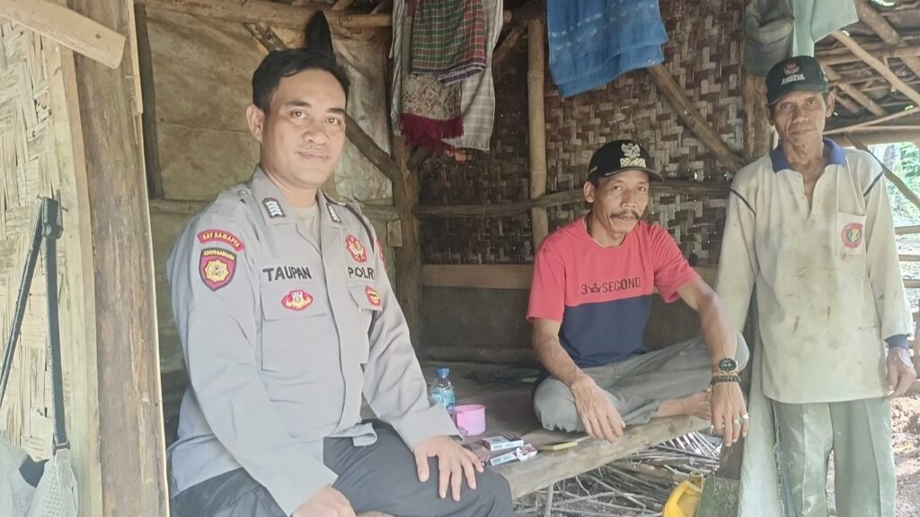 Polsek Picung Polres Pandeglang Rutin Laksanakan Patroli dan Dialogis Bersama Warga untuk Mewujudkan Kamtibmas yang Kondusif 2 WhatsApp Image 2024 06 13 at 06.08.29