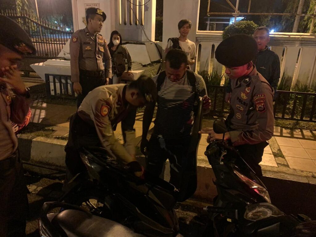 Berantas Premanisme, Balap Liar, dan Tawuran, Sat Samapta Polres Pandeglang Gelar Patroli Malam Hari 6 WhatsApp Image 2024 06 13 at 07.00.47