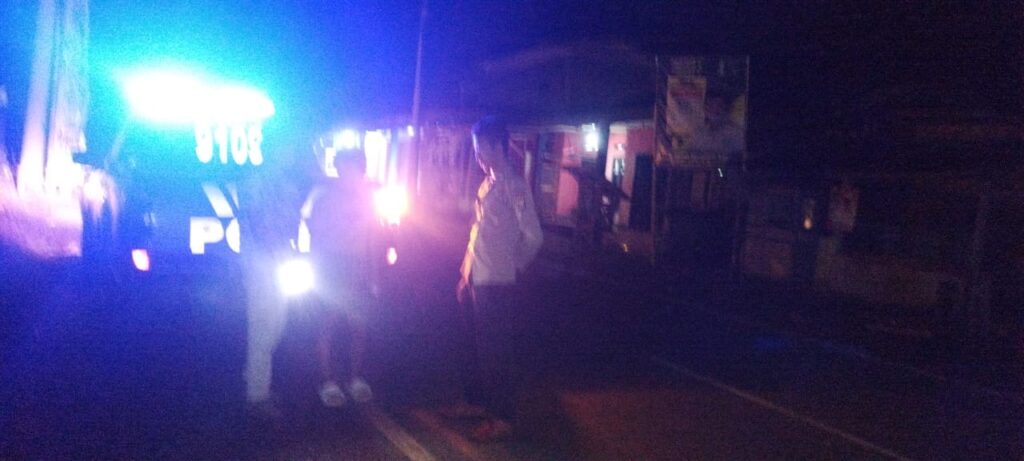 Bhabinkamtibmas Melaksanakan Patroli Dialogis Malam Hari di Desa Bojong untuk Menciptakan Kondusifitas di Wilayah Hukum Polsek Bojong Polres Pandeglang 5 WhatsApp Image 2024 06 13 at 08.16.51
