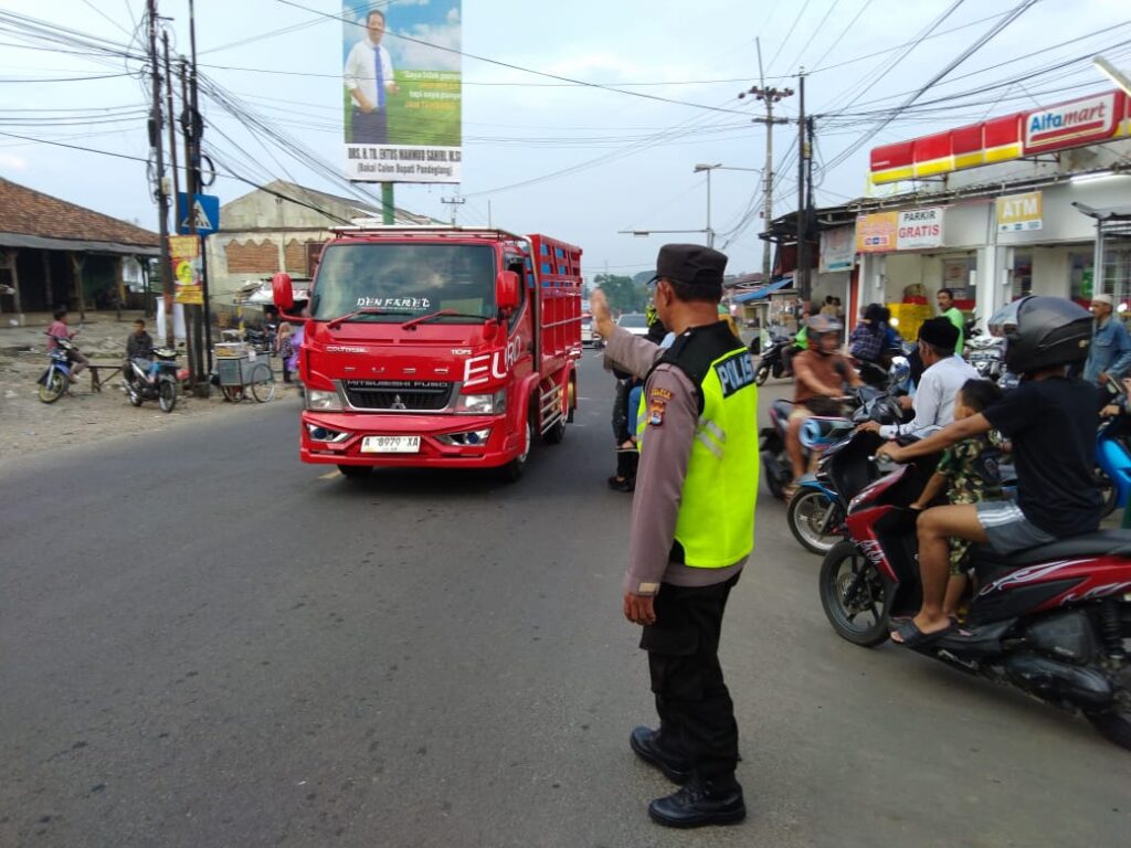 Anggota Polsek Cadasari Lakukan Pengaturan Lalu Lintas Sore Hari untuk Kelancaran Arus Kendaraan 10 WhatsApp Image 2024 06 15 at 08.08.33