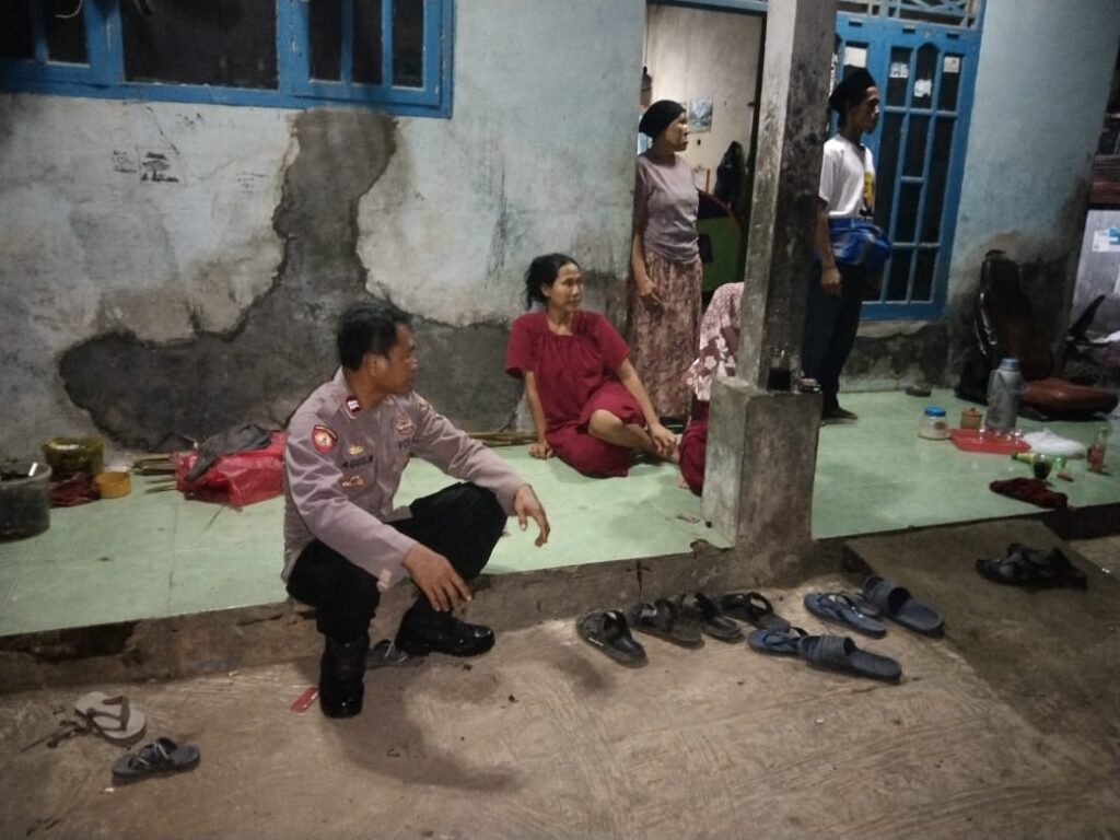 Bhabinkamtibmas Polsek Cadasari Menggelar Door to Door kepada Warga Binaan pada Malam Hari 8 WhatsApp Image 2024 06 15 at 08.09.03