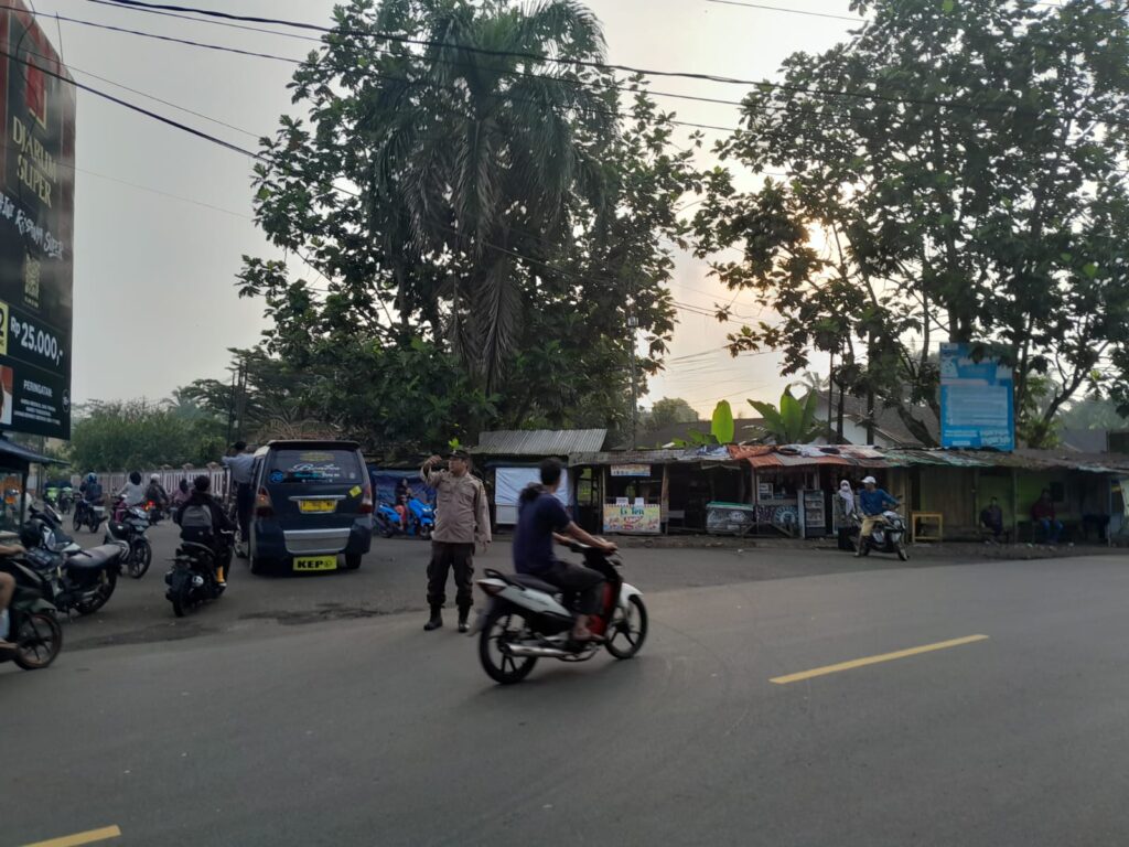 Polsek Menes Jaga Kelancaran Arus Lalu Lintas di Pertigaan Cimanying 4 WhatsApp Image 2024 06 15 at 11.14.19