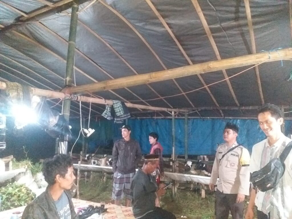 Polsek Menes Polres Pandeglang Gelar Patroli Malam dan Himbauan Kamtibmas Kepada Penjual Hewan Kurban 3 WhatsApp Image 2024 06 15 at 11.19.31