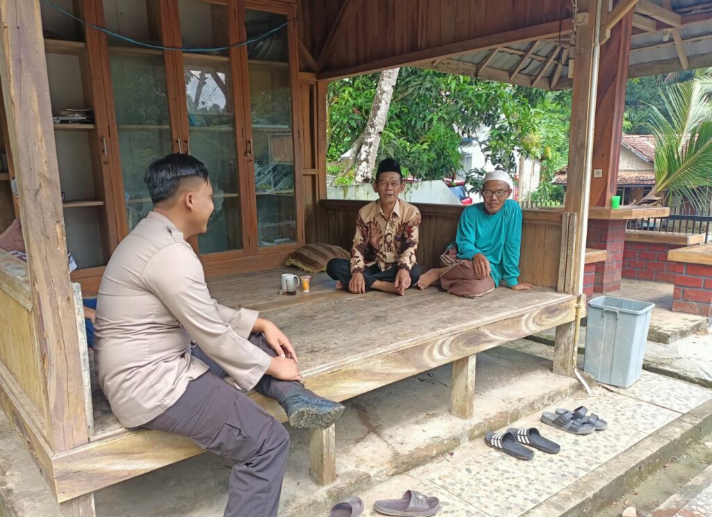 Bhabinkamtibmas Polsek Cibaliung Sambangi Tokoh Masyarakat Desa Cihanjuang 1 WhatsApp Image 2024 06 15 at 11.24.16