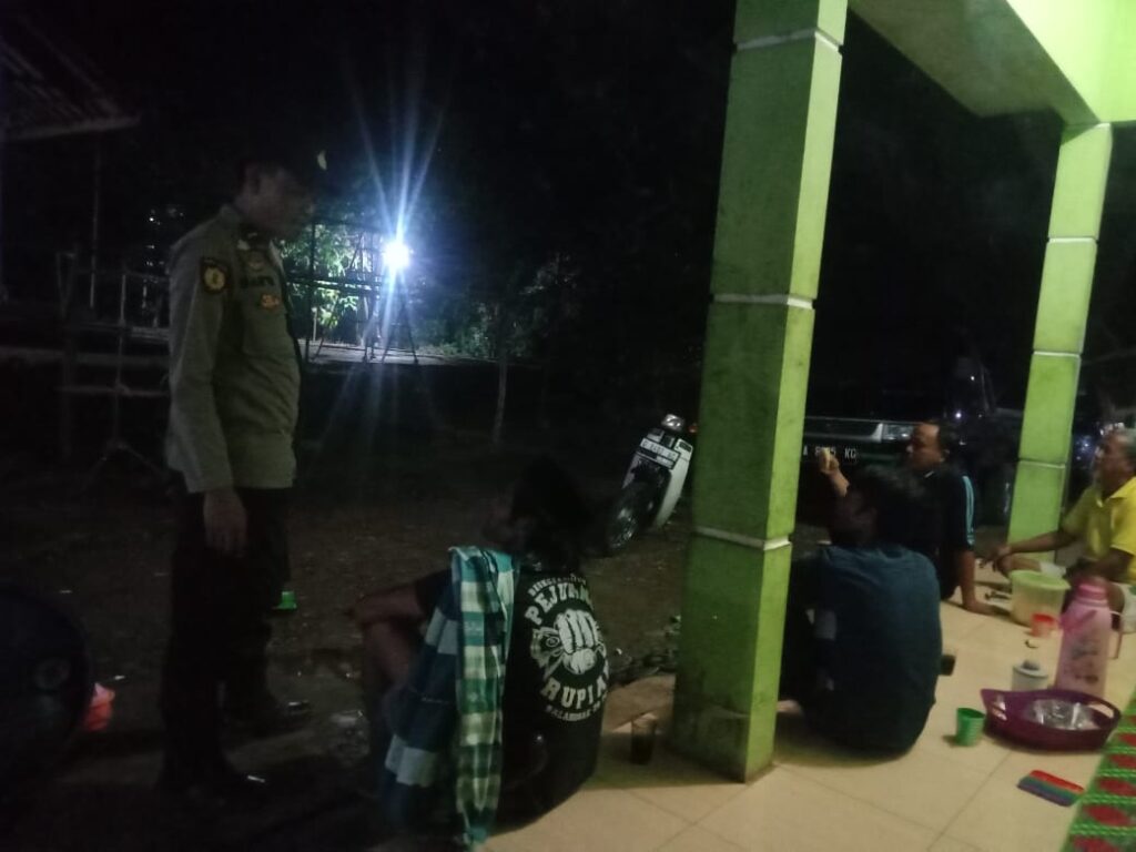 Polsek Jiput Polres Pandeglang Gelar Patroli Malam untuk Tekan Tindak Kriminalitas dan Berikan Rasa Aman kepada Masyarakat 6 WhatsApp Image 2024 06 20 at 06.45.15