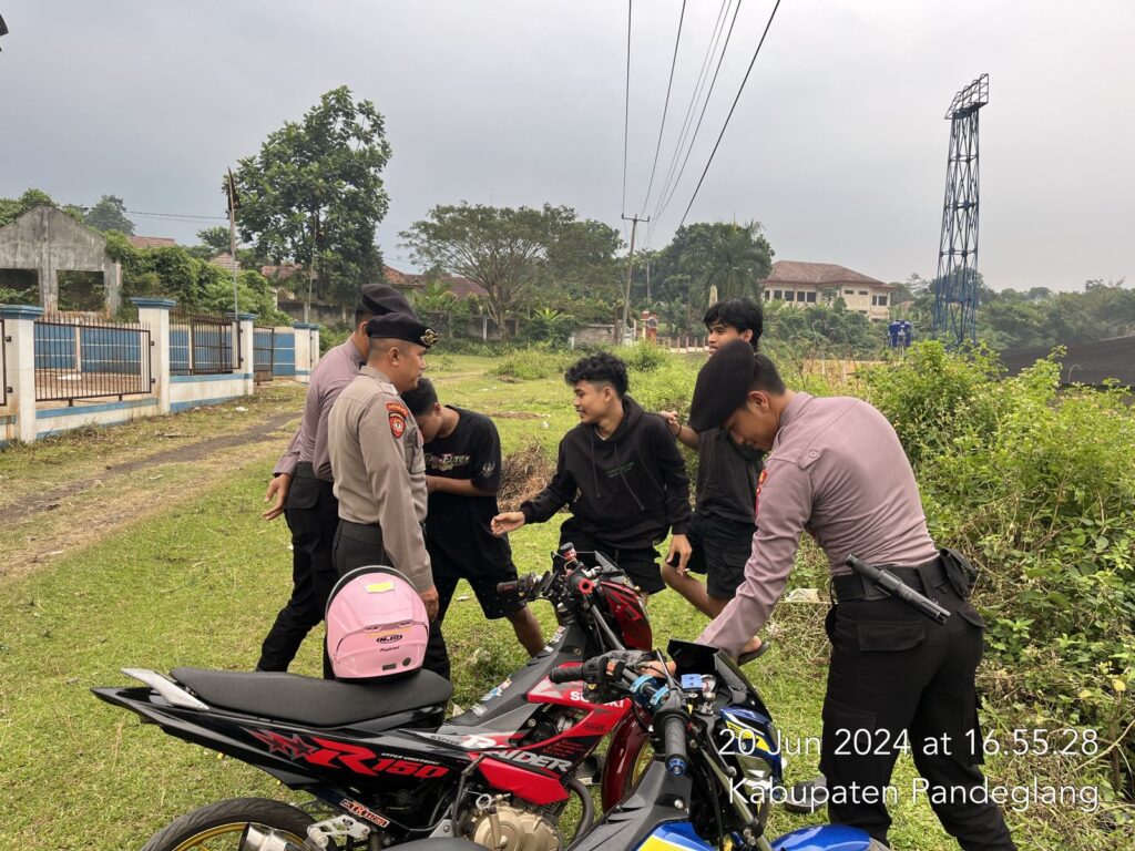 Antisipasi Balap Liar di Stadion Badak Pandeglang, Sat Samapta Polres Pandeglang Sambangi Remaja dan Berikan Edukasi 7 WhatsApp Image 2024 06 20 at 18.34.56