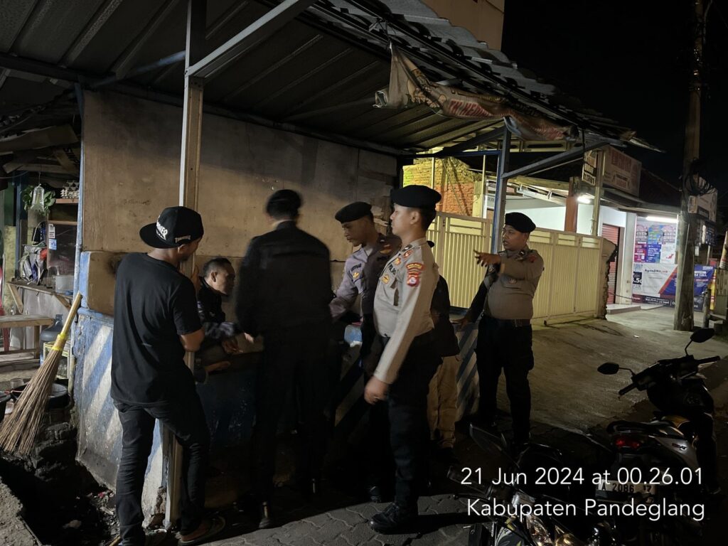 Sat Samapta Polres Pandeglang Gelar Patroli Malam untuk Cegah Aksi Premanisme di Pertigaan Cigadung 4 WhatsApp Image 2024 06 21 at 03.52.16