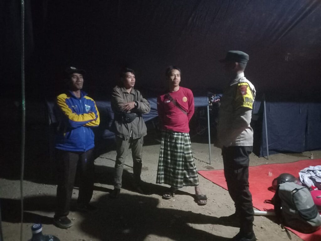 Polsek Carita: Patroli Malam dan Himbauan kepada Bapak-bapak Ronda 7 WhatsApp Image 2024 06 21 at 06.01.53