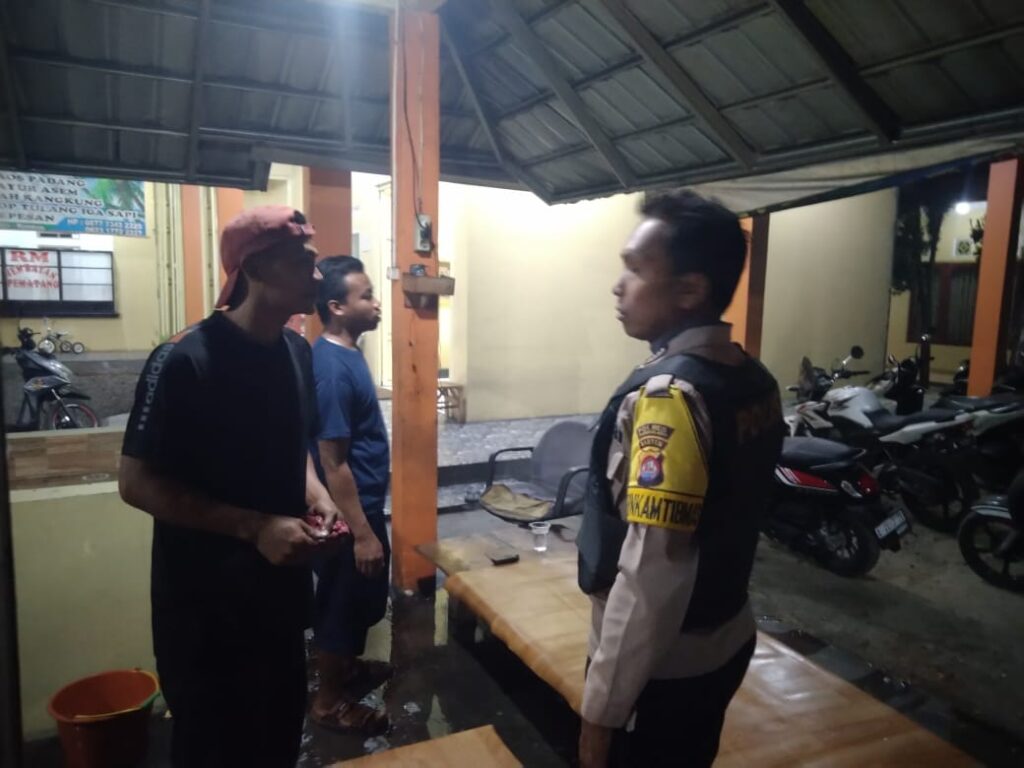 Polsek Carita: Patroli Malam di Sepanjang Jalan Carita Ciptakan Kondusifitas 8 WhatsApp Image 2024 06 21 at 06.03.55