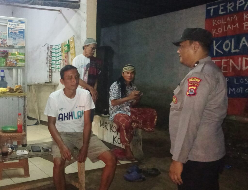 Bhabinkamtibmas Polsek Bojong Polres Pandeglang Gelar Door to Door Malam Hari di Desa Binaan untuk Menciptakan Wilayah Kondusif 5 WhatsApp Image 2024 06 21 at 07.40.39