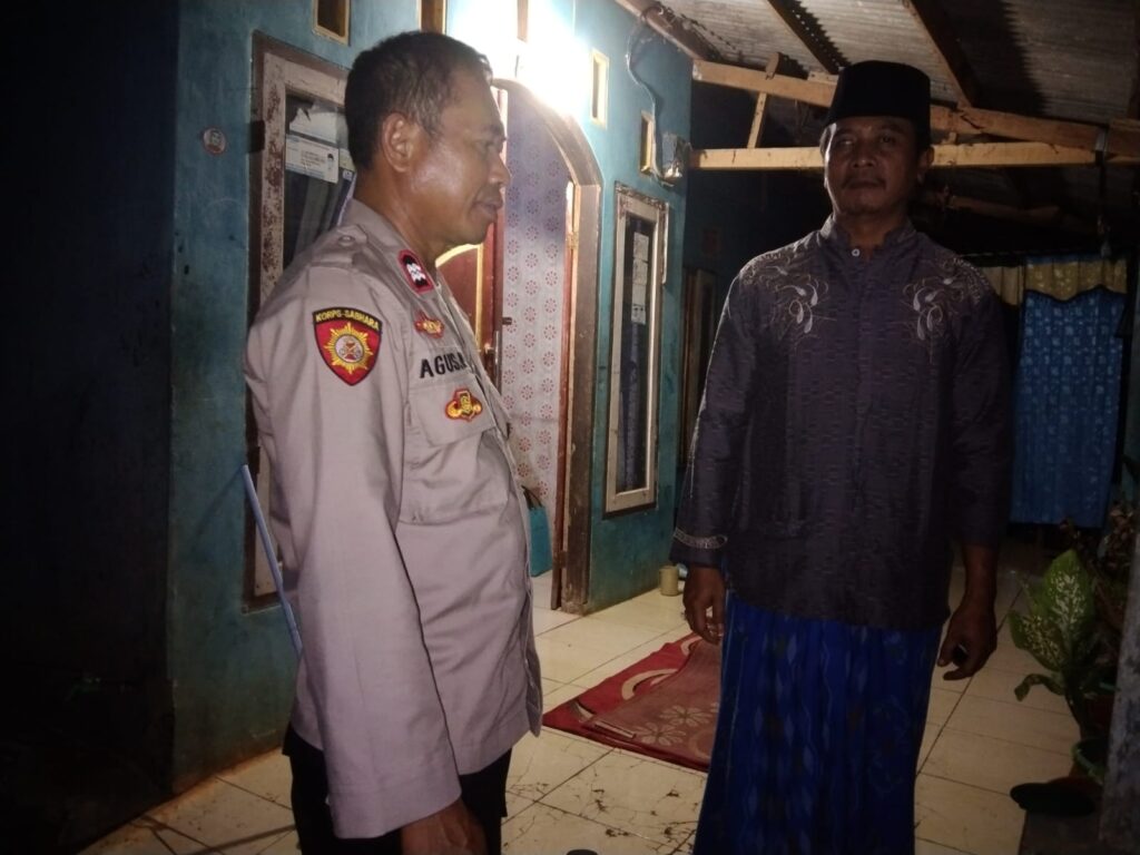 Polsek Cadasari Laksanakan Kegiatan Door-to-Door Sistem untuk Menjaga Keamanan Warga 9 WhatsApp Image 2024 06 21 at 07.41.16