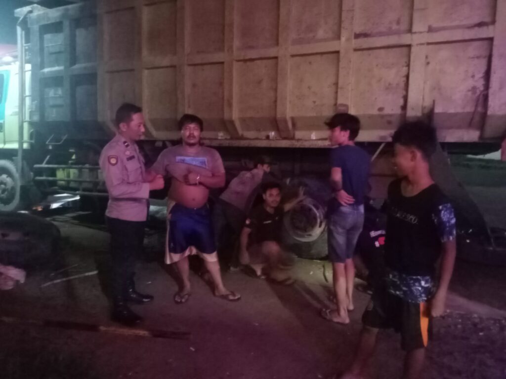 Polsek Saketi Polres Pandeglang Gelar Patroli Malam Dialogis Ciptakan Kondusifitas 6 WhatsApp Image 2024 06 21 at 09.06.43
