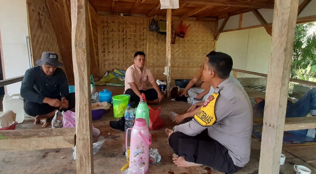Giat Sambang Bhabinkamtibmas Polsek Cikeusik Membangun Kedekatan dengan Warga 6 WhatsApp Image 2024 06 21 at 13.05.05