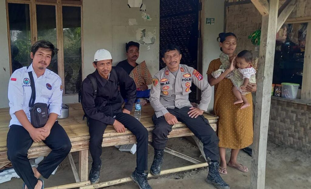 Kapolsek Cibaliung Sambangi dan Silaturahmi Warga, Sampaikan Pesan Harkamtibmas 5 WhatsApp Image 2024 06 21 at 13.18.31