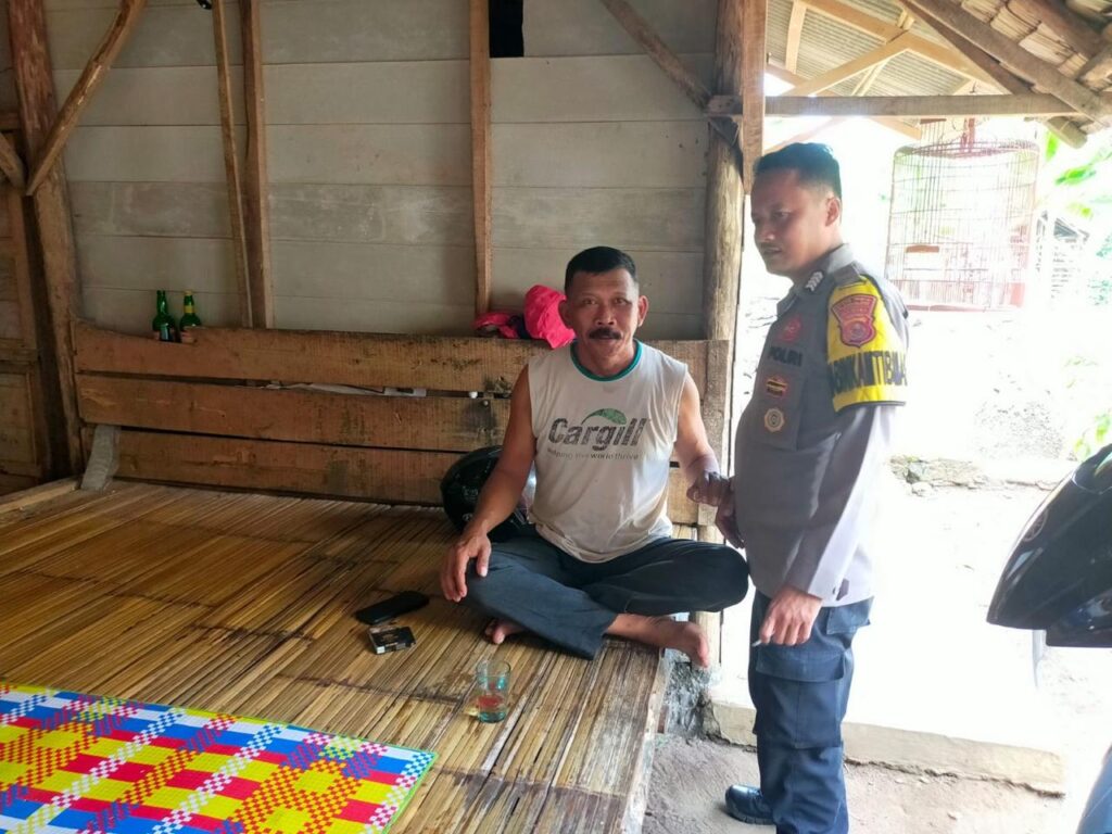 Bhabinkamtibmas Polsek Cikeusik Sambangi pedagang di kp.ciwet Desa Cikiruhwetan Kec. Cikeusik 3 WhatsApp Image 2024 06 21 at 13.24.05