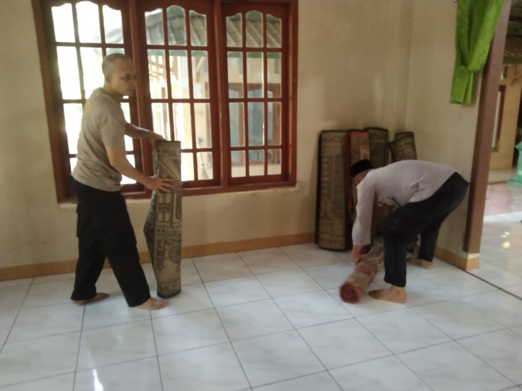 Polsek Menes Bersihkan Masjid Al Falah di Desa Purwaraja dalam Kegiatan Baksos 1 WhatsApp Image 2024 06 21 at 15.17.11