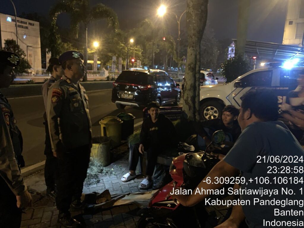 Sat Samapta Polres Pandeglang Gelar Patroli Malam Dialogis untuk Cegah Aksi Kriminal dan Kenakalan Remaja 1 WhatsApp Image 2024 06 22 at 03.15.57