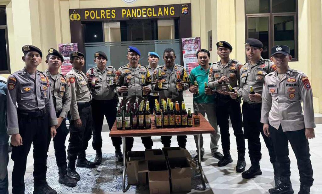 Sat Samapta Polres Pandeglang Amankan Puluhan Botol Miras dalam Operasi Pekat 3 WhatsApp Image 2024 06 22 at 03.18.13