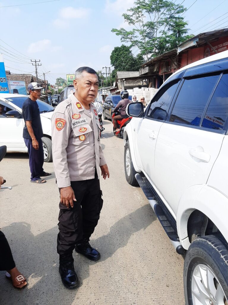 Kapolsek Bojong Polres Pandeglang Terjun Langsung Atur Lalu Lintas di Akhir Pekan 7 WhatsApp Image 2024 06 22 at 07.58.11