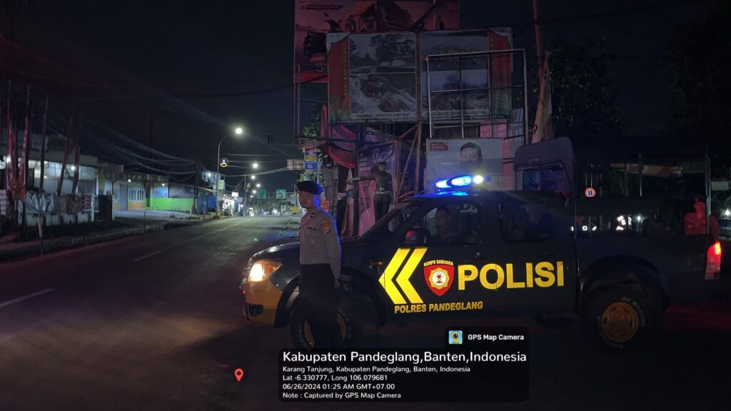 Sat Samapta Polres Pandeglang Laksanakan Strong Point Malam di Pertigaan Cipacung Bersama Dishub Kabupaten Pandeglang 7 WhatsApp Image 2024 06 26 at 06.35.42