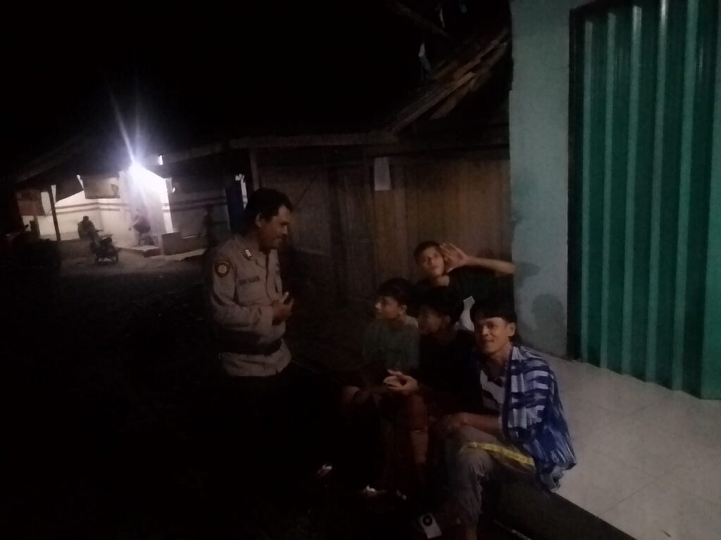 Bhabinkamtibmas Polsek Pulosari Melaksanakan Sambang di Desa Binaan Desa Karyawangi 9 WhatsApp Image 2024 06 27 at 01.21.38