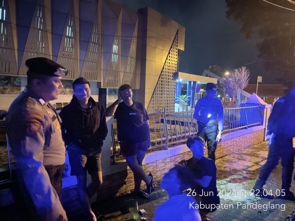 Sat Samapta Polres Pandeglang Gelar Patroli Dialogis untuk Mencegah Tindak Kriminal C3 5 WhatsApp Image 2024 06 27 at 05.14.05