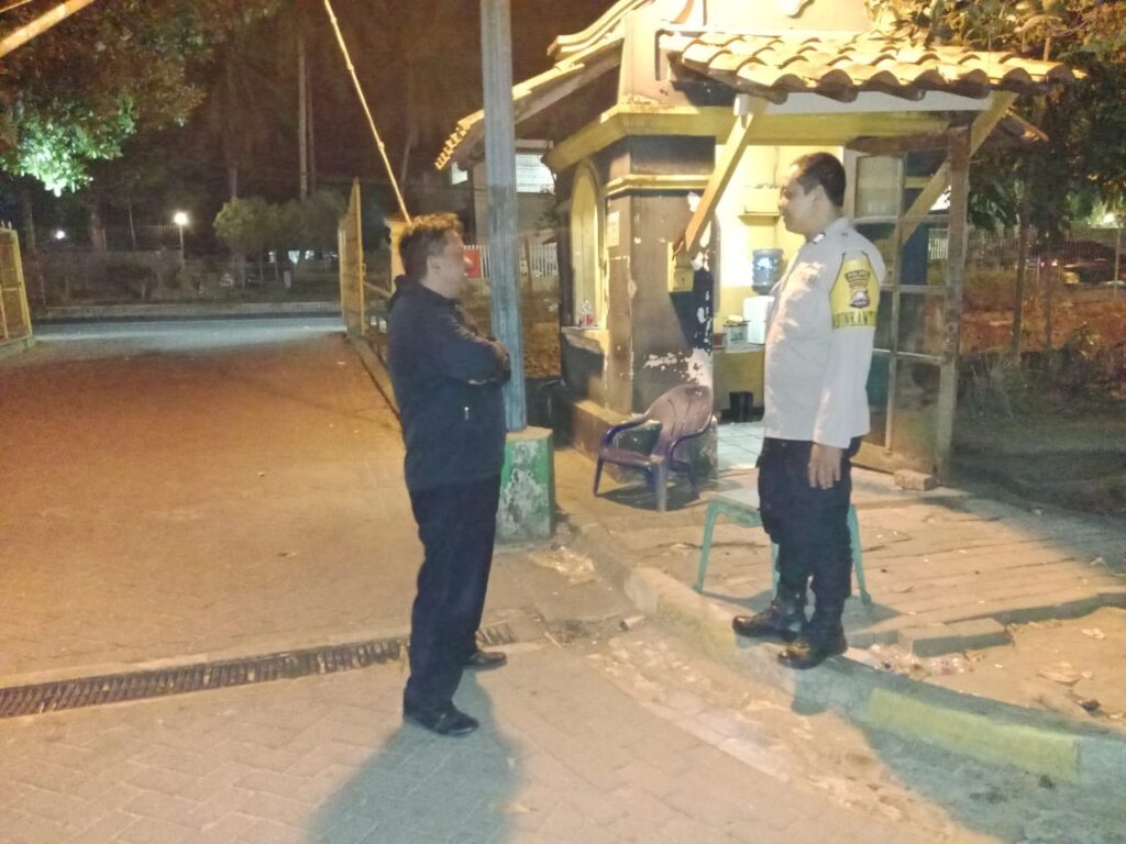 Personil Polsek Carita Melaksanakan Patroli Malam dan Berbincang dengan Petugas Keamanan di Hotel 10 WhatsApp Image 2024 06 27 at 05.16.07