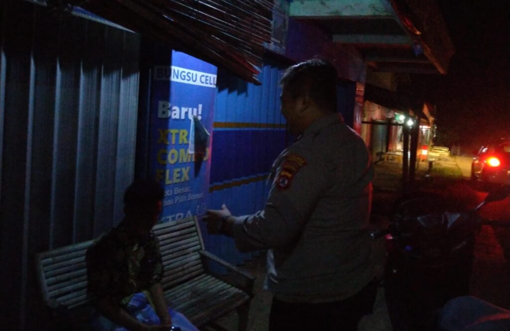 Bhabinkamtibmas Polsek Angsana Laksanakan Patroli Dialogis di Desa Karangsari dan Sampaikan Pesan Kamtibmas 3 WhatsApp Image 2024 06 27 at 06.04.08