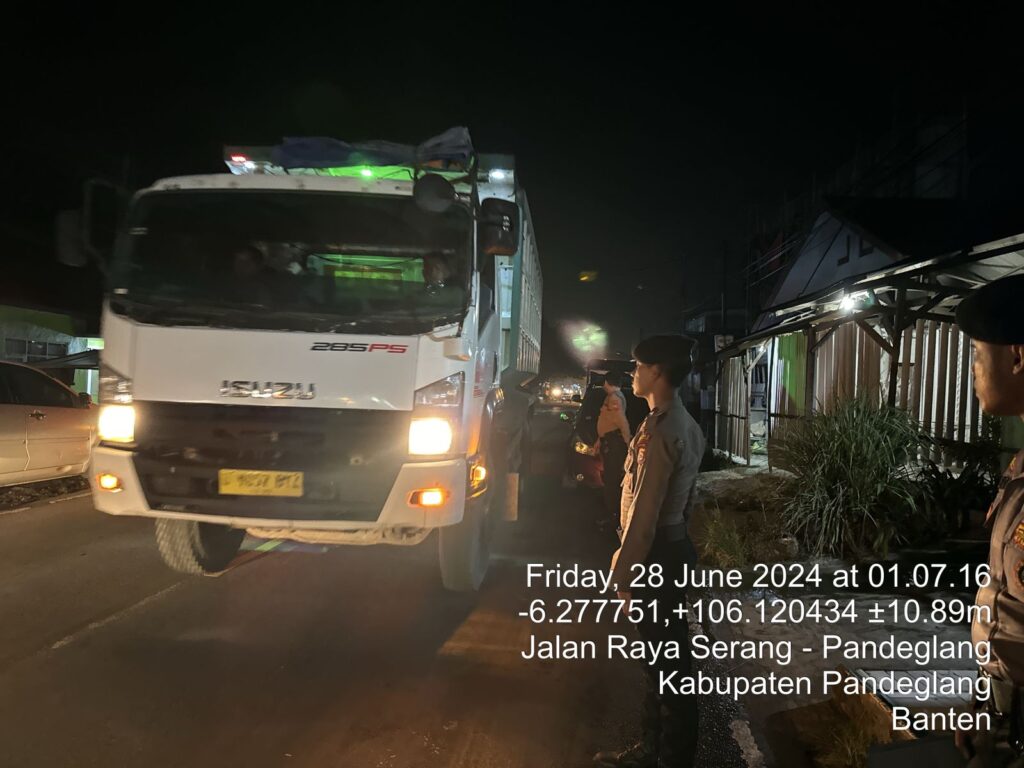 Sat Samapta Polres Pandeglang Gelar Strong Point Malam untuk Antisipasi Kecelakaan di Jalur Rawan 8 WhatsApp Image 2024 06 28 at 04.52.54