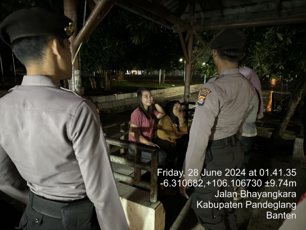 Personil Sat Samapta Polres Pandeglang Sambangi Remaja di Alun-Alun dan Berikan Pesan Kamtibmas 6 WhatsApp Image 2024 06 28 at 04.52.58