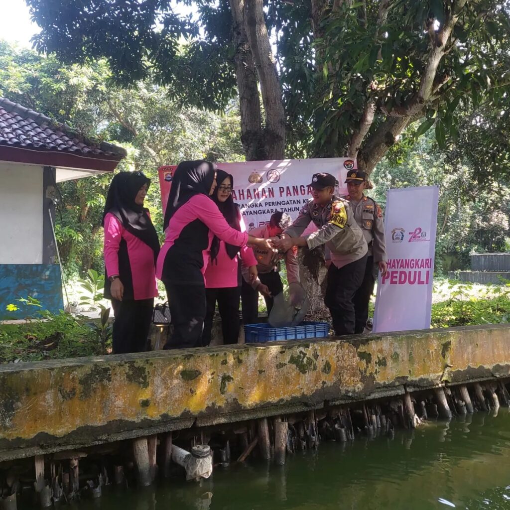 Kapolsek Carita dan Bhayangkari Cab. Carita Serta Personel Polsek Carita Laksanakan Kegiatan Ketahanan Pangan dengan Penaburan Benih Ikan 1 WhatsApp Image 2024 06 28 at 05.44.43