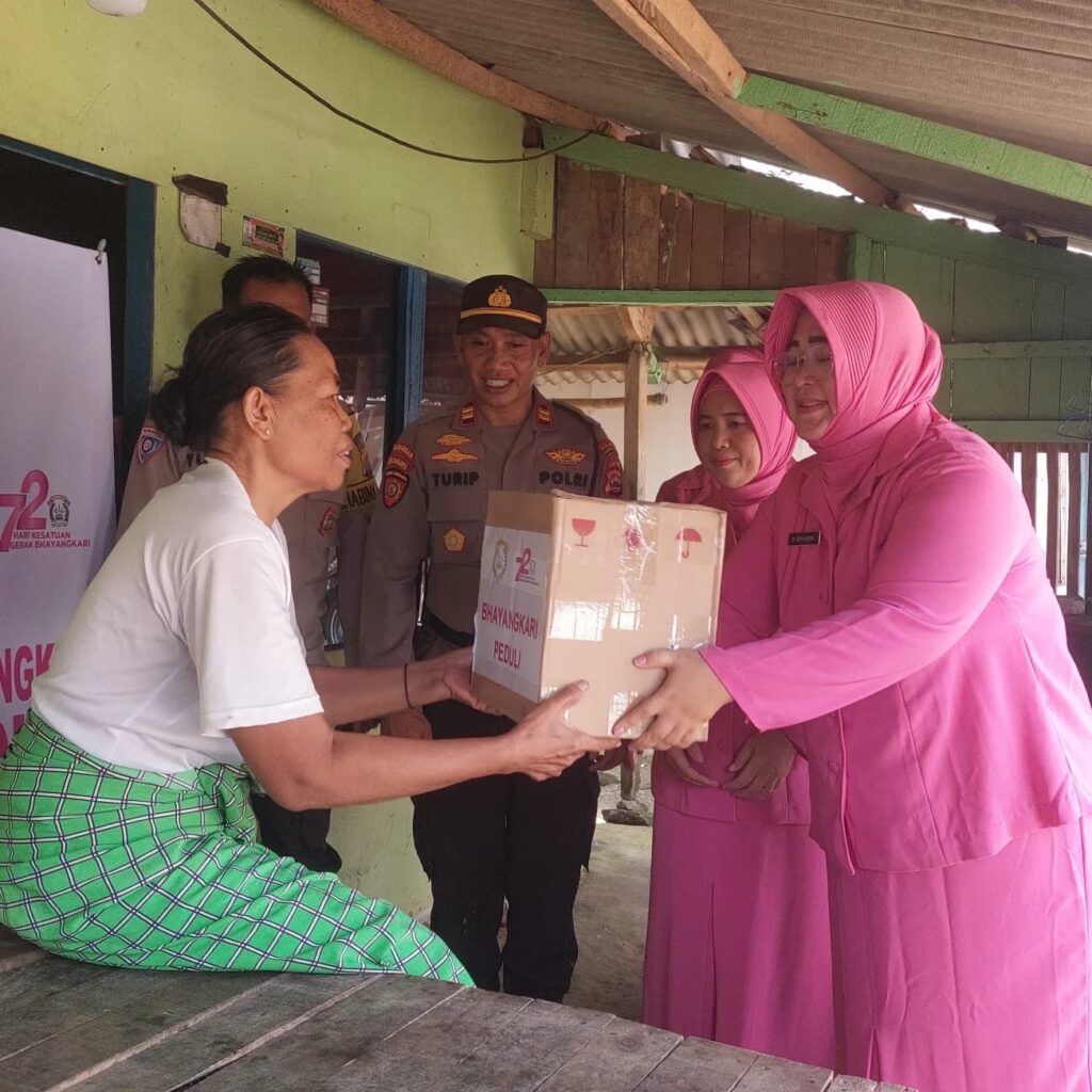 Kapolsek Carita IPTU Turip, S.AP, dan Bhayangkari Cab. Carita Bagikan Paket Sembako dalam Kegiatan Bakti Sosial HUT Bhayangkara ke-78 2 WhatsApp Image 2024 06 28 at 06.01.20
