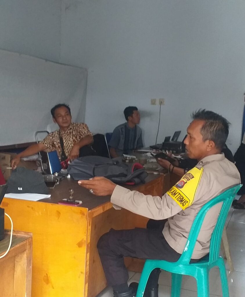 Bhabinkamtibmas Polsek Carita Bripka Yudi Sambangi Kantor Desa Banjarmasin 3 WhatsApp Image 2024 06 28 at 06.03.15