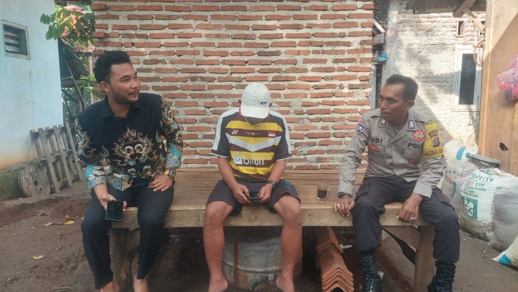Personil Polsek Carita, Bripka Yudi, Melakukan Patroli Siang ke Desa-desa di Wilayah Carita 6 WhatsApp Image 2024 06 28 at 06.09.18