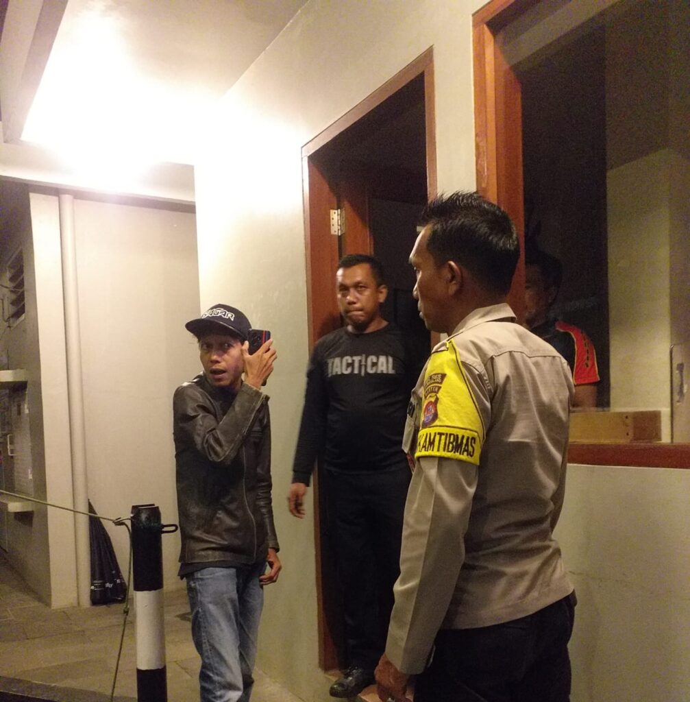 Personil Polsek Carita Melaksanakan Patroli Malam di Hotel-Hotel 8 WhatsApp Image 2024 06 28 at 06.14.11