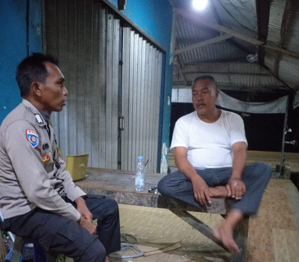 Personil Polsek Carita Melaksanakan Patroli Malam dan Berbincang dengan Tokoh Masyarakat 9 WhatsApp Image 2024 06 28 at 06.16.21