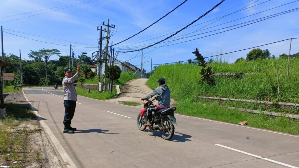 Polsek Bojong Polres Pandeglang Berikan Pelayanan Prima dengan Pengaturan Jalur Utama 10 WhatsApp Image 2024 06 28 at 08.19.25