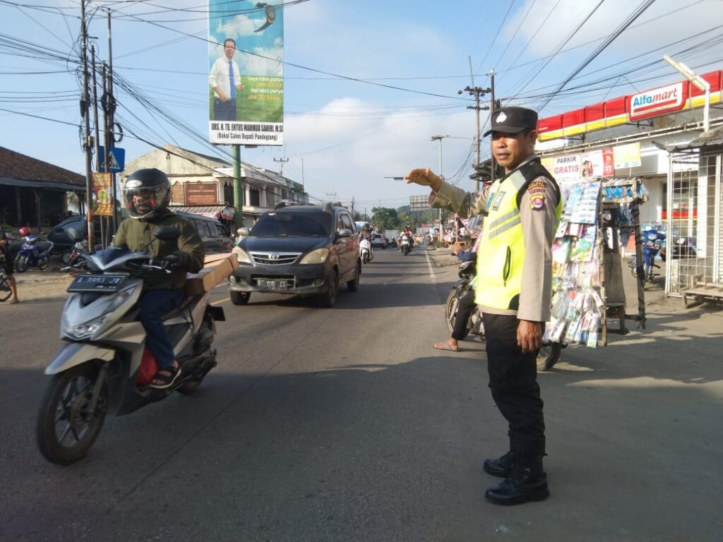 Anggota Polsek Cadasari Atur Lalu Lintas Pagi di Depan Pasar untuk Kelancaran dan Keamanan 6 WhatsApp Image 2024 06 28 at 08.21.39