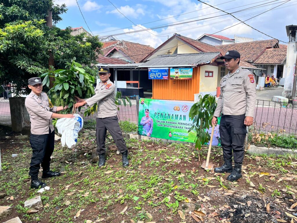 Polsek Cadasari Tanam 100 Pohon untuk Penghijauan dalam Rangka HUT Bhayangkara ke 78 5 WhatsApp Image 2024 06 28 at 08.22.14