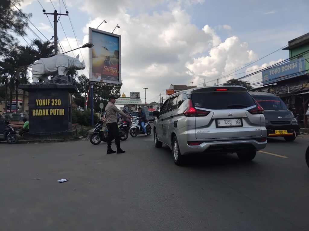 Polsek Cadasari Melakukan Pengaturan Lalu Lintas di Depan Pasar Cadasari 2 WhatsApp Image 2024 06 28 at 08.23.15