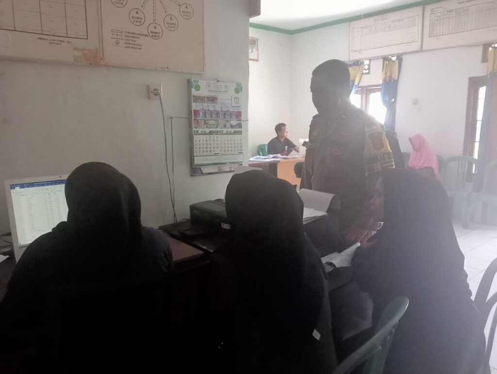Bhabinkamtibmas Polsek Cadasari Lakukan Sambang ke Kantor Desa Koranji 1 WhatsApp Image 2024 06 28 at 08.23.45