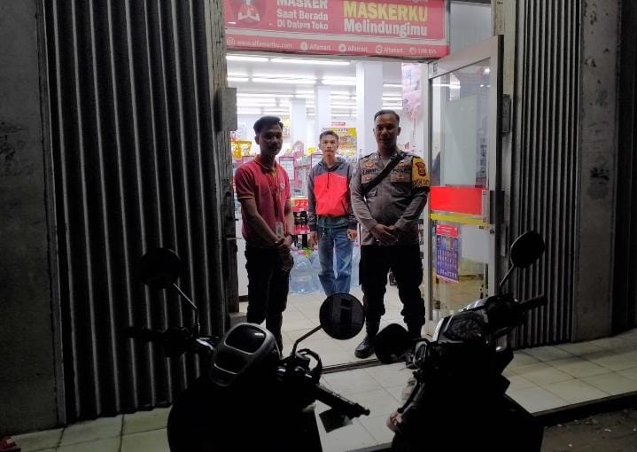 Bhabinkamtibmas Polsek Angsana Polres Pandeglang Lakukan Patroli Dialogis di Pemukiman dan Pertokoan 8 WhatsApp Image 2024 06 28 at 21.41.13
