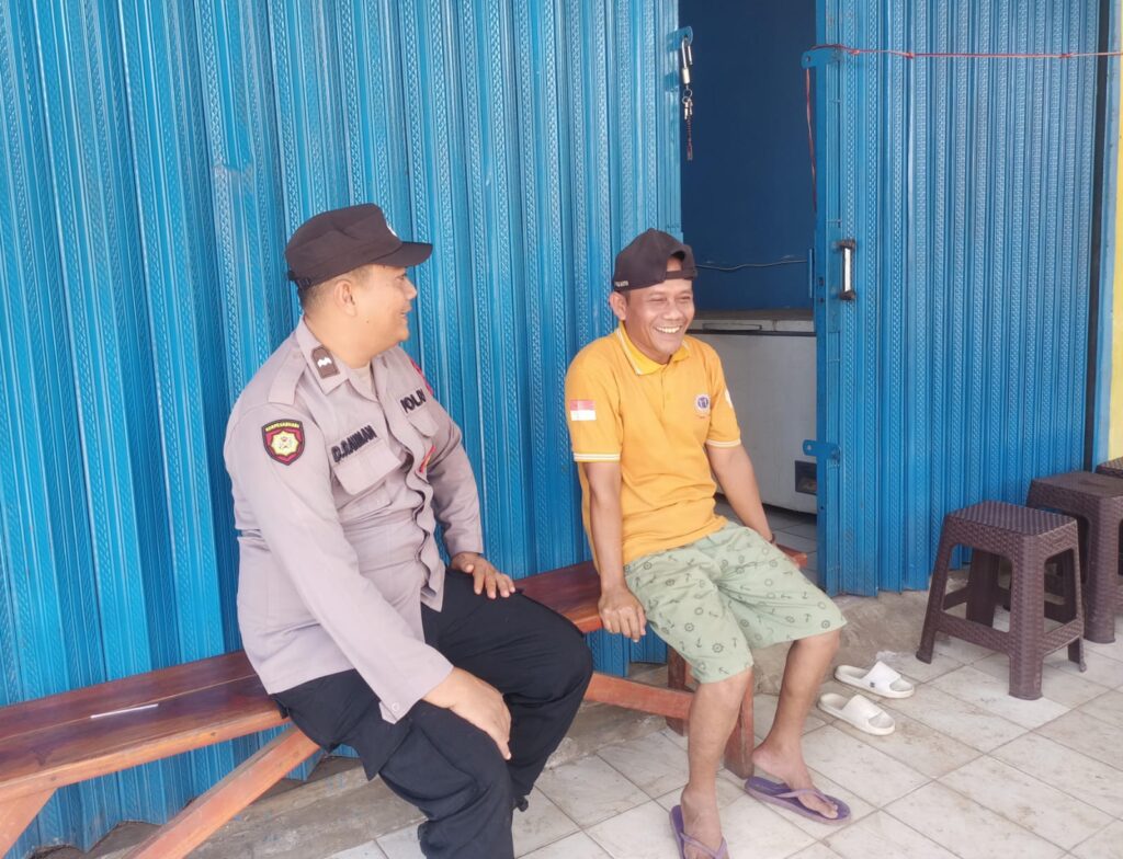Bhabinkamtibmas Polsek Bojong Polres Pandeglang Bripka Uli Laksanakan Patroli Dialogis di Desa Cijakan, Berikan Pesan Kamtibmas kepada Warga Binaan 7 WhatsApp Image 2024 06 29 at 15.23.04