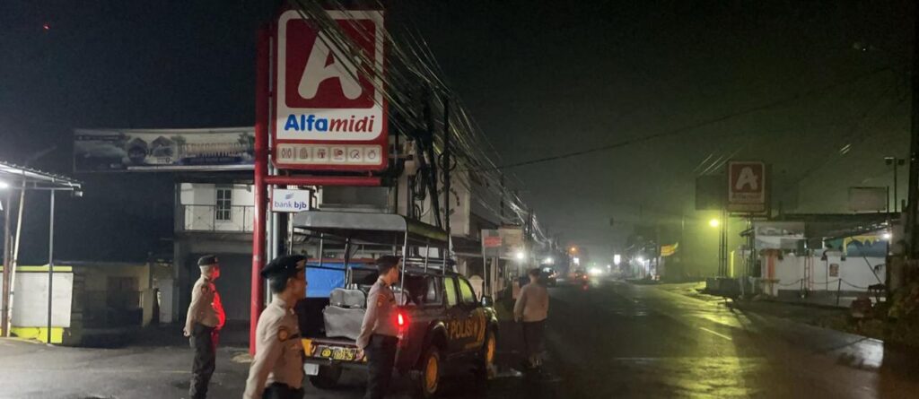 Sat Samapta Polres Pandeglang Gelar Patroli Malam Dialogis Antisipasi Balap Liar pada Malam Akhir Pekan 5 WhatsApp Image 2024 06 29 at 19.16.00