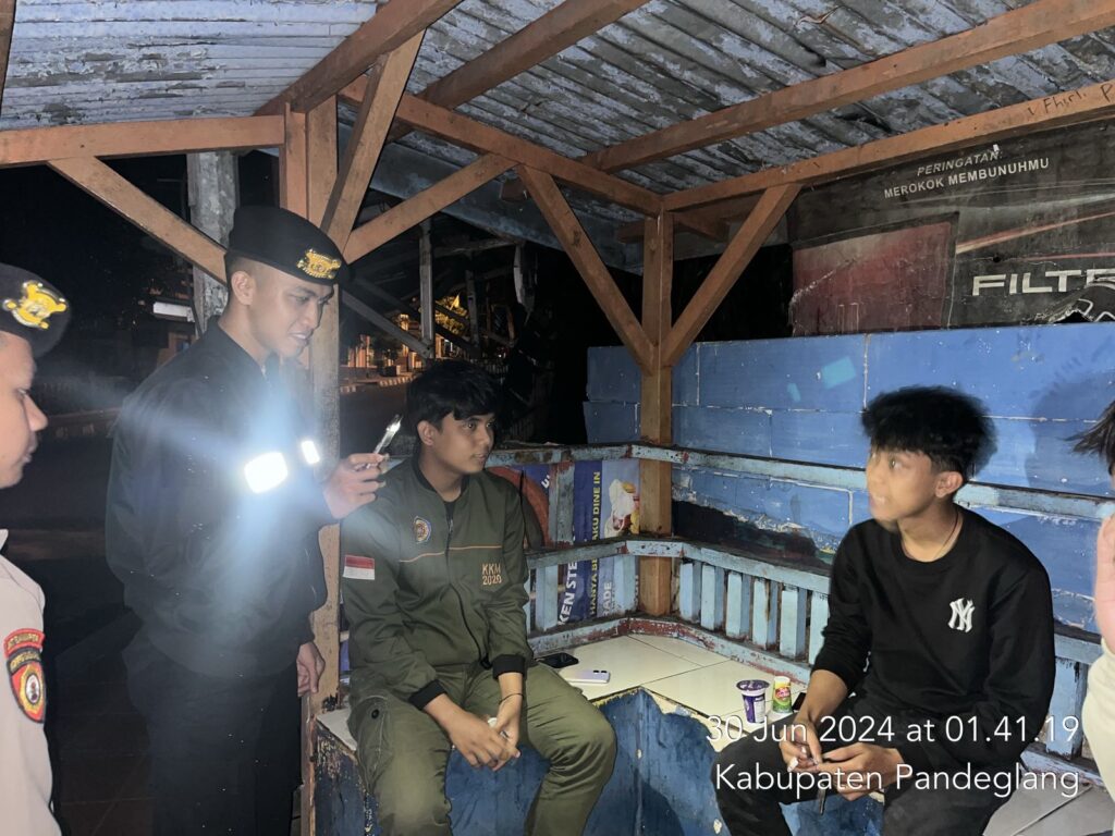 Antisipasi Kenakalan Remaja pada Malam Hari, Sat Samapta Polres Pandeglang Gelar Patroli Dialogis 3 WhatsApp Image 2024 06 30 at 05.12.34