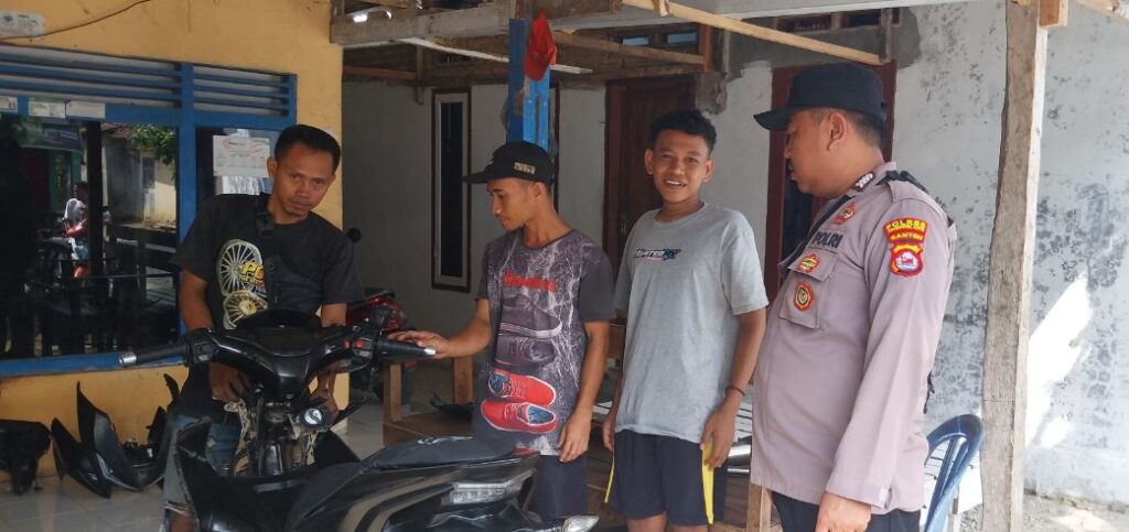 Kanit Samapta Polsek Sumur sambangi warga untuk Tingkatkan Kamtibmas di wilayah hukum Sumur 2 ps
