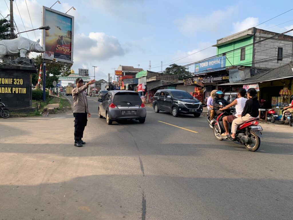 Anggota Polsek Cadasari Melaksanakan Pengaturan Lalu Lintas Sore di Depan Pasar Cadasari 10 IMG 20240712 WA0010