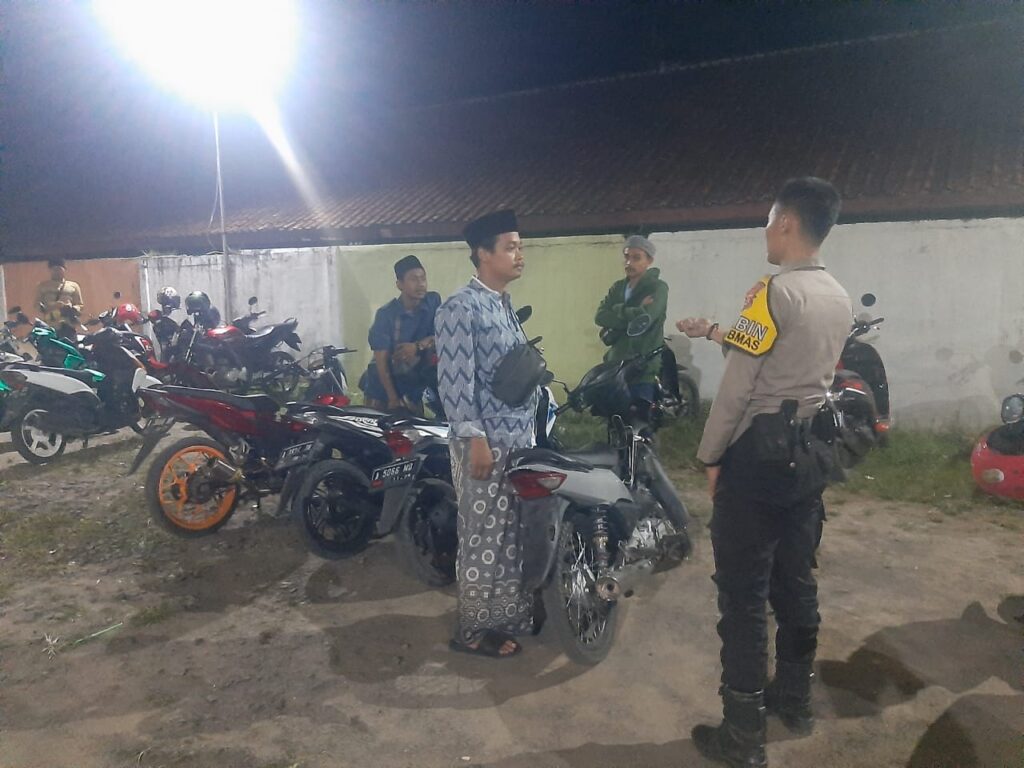 Bhabinmas Polsek Cadasari Aipda Endang Kurniawan Melaksanakan Sambang ke Area Parkiran Penjiarahan Abuya Dimyati 7 IMG 20240712 WA0014