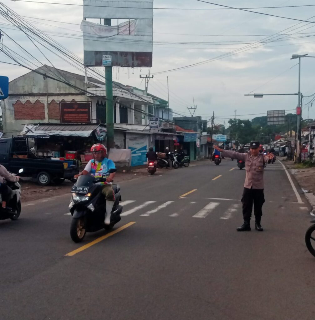 Anggota Polsek Cadasari Melaksanakan Pengaturan Lalu Lintas Pagi di Depan Pasar Cadasari 4 IMG 20240712 WA0017