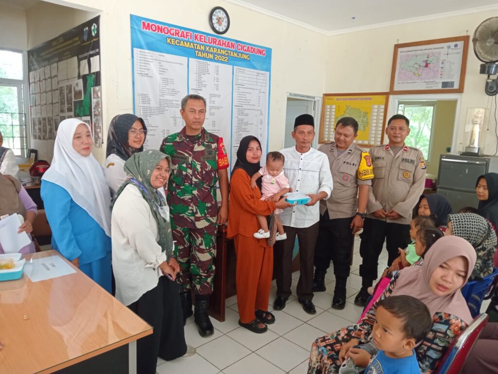 Kanit Binmas Polsek Cadasari Hadiri Acara Program Pemberian Bantuan Makanan Bergizi kepada Balita di Cigadung 2 IMG 20240712 WA0019